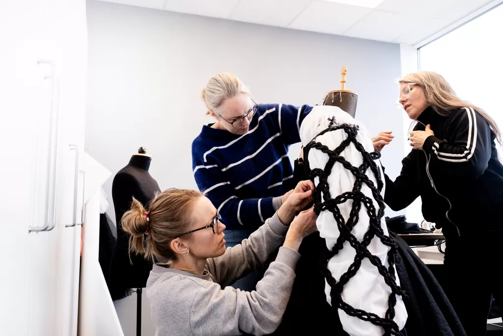 SYERNE: Kostymesyer Ingvild Sandberg og modist og kostymesyer Kjersti Eckhoff justerer en av kjolene til stykket «Narnia – Løven, heksa og klesskapet» som snart er å se på Trøndelag Teater. Åsa Gjerstad (t.h.) har designet alle kostymene til forestillingen.
